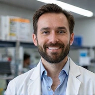 Ritratto di uno scienziato sorridente in un laboratorio.